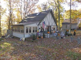 162 N Forrest Dr, Dingmans Ferry, PA 18337