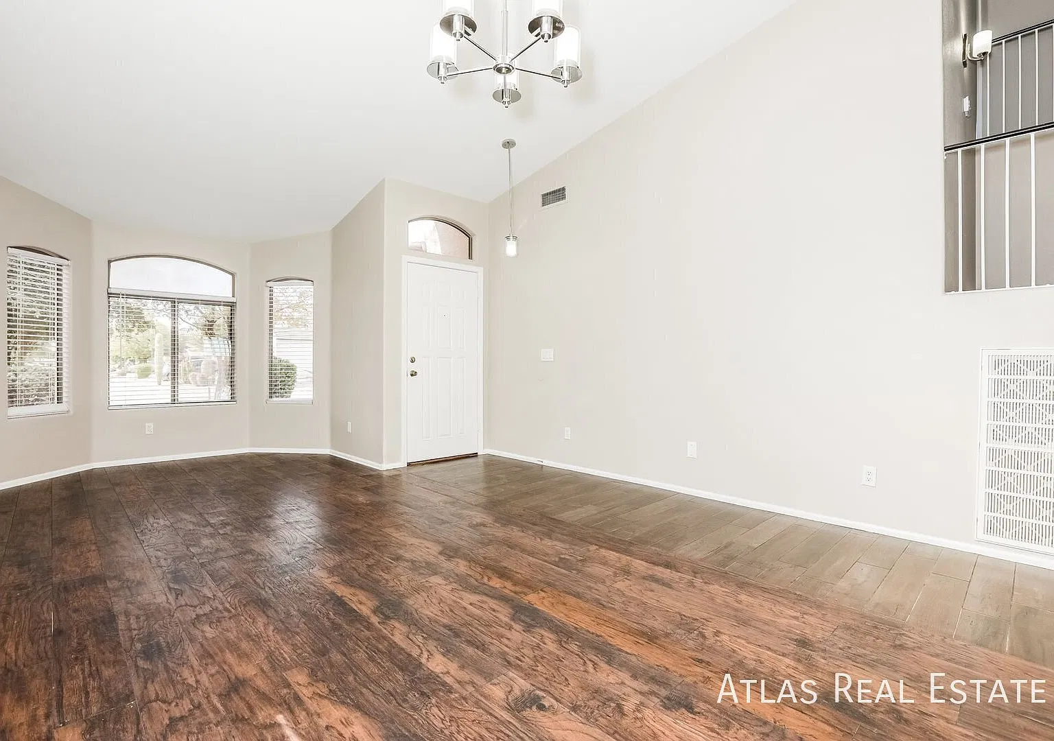 Spectacular 4 Bedroom 2.5 Bath home located in San Tan Valley featuring a large backyard! — Photo 3