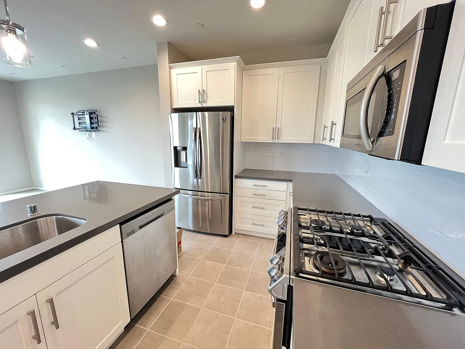 3 bed, 2.5 bath, 1835 sqft, $4,750 — Photo 4