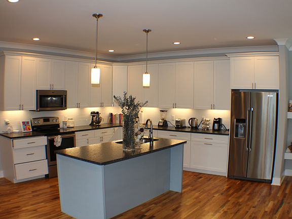 5th image of 1005 Dartmouth St