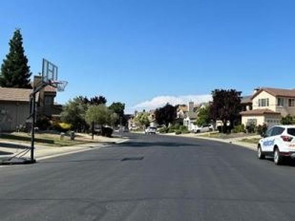 Exterior Neighborhood (street photo)