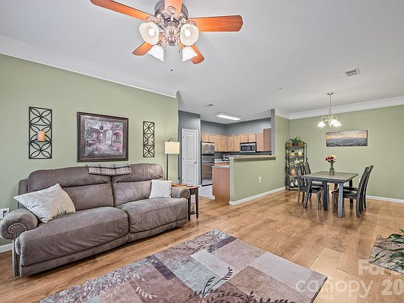 4th image of 713 Appeldoorn Cir