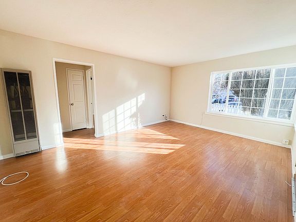 4th image of 2348 Greenwood Dr