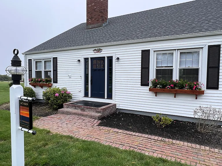 48 Caiger Ln — Photo 1
