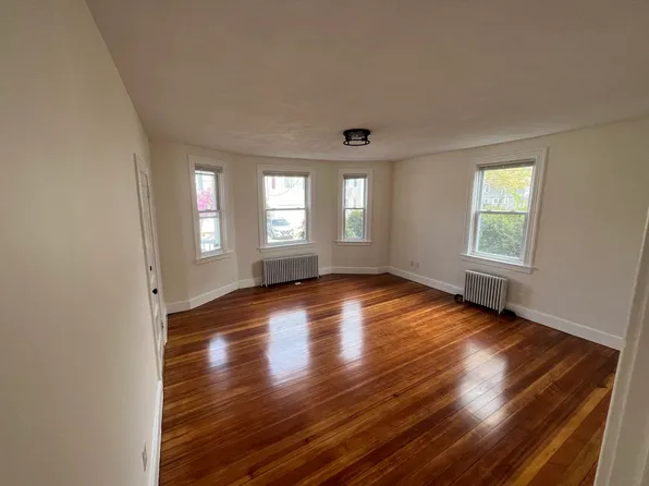 138 Sandringham Ave #1, Providence, RI 02908