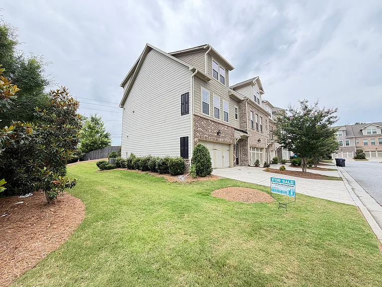2838 Village Park Bnd — Photo 2