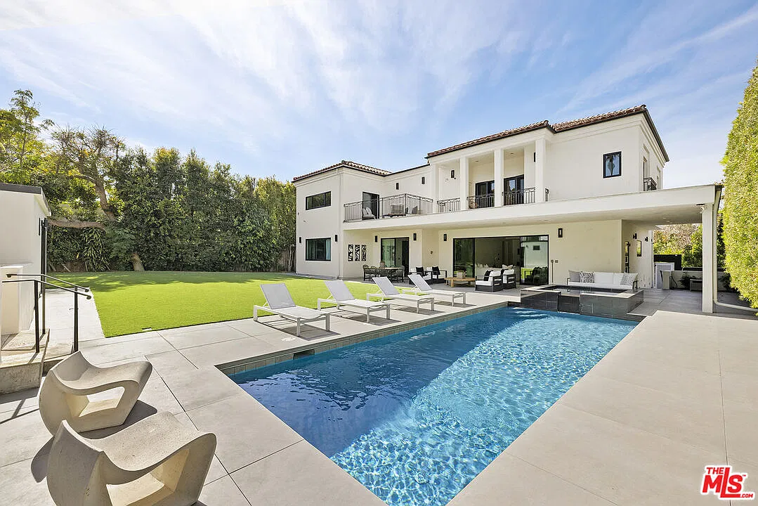 7 bed, 8.0 bath, 7030 sqft, $30,000 — Photo 2