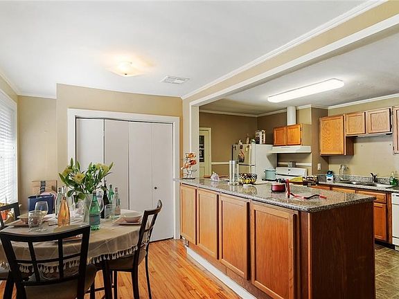 2nd image of 310 Severn Ave