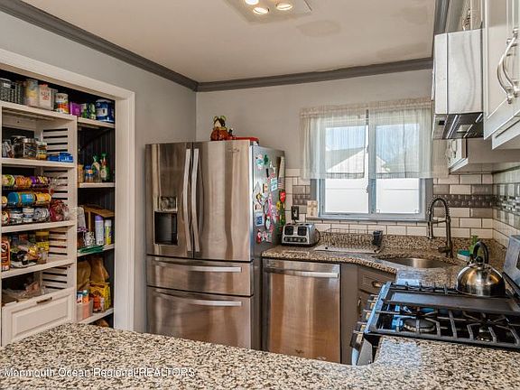 3rd image of 632 Oakwood Dr
