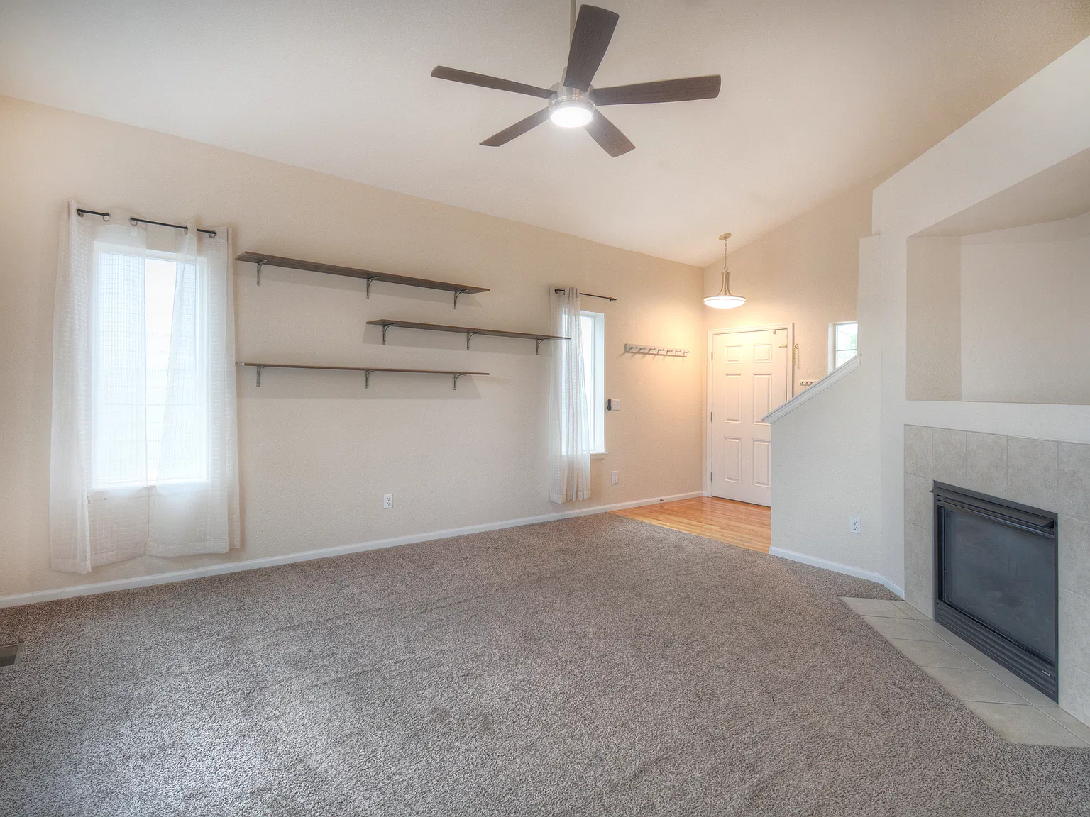 3 bed, 2.5 bath, 2136 sqft, $2,400 — Photo 2