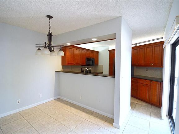 4th image of 3902 Victoria Dr