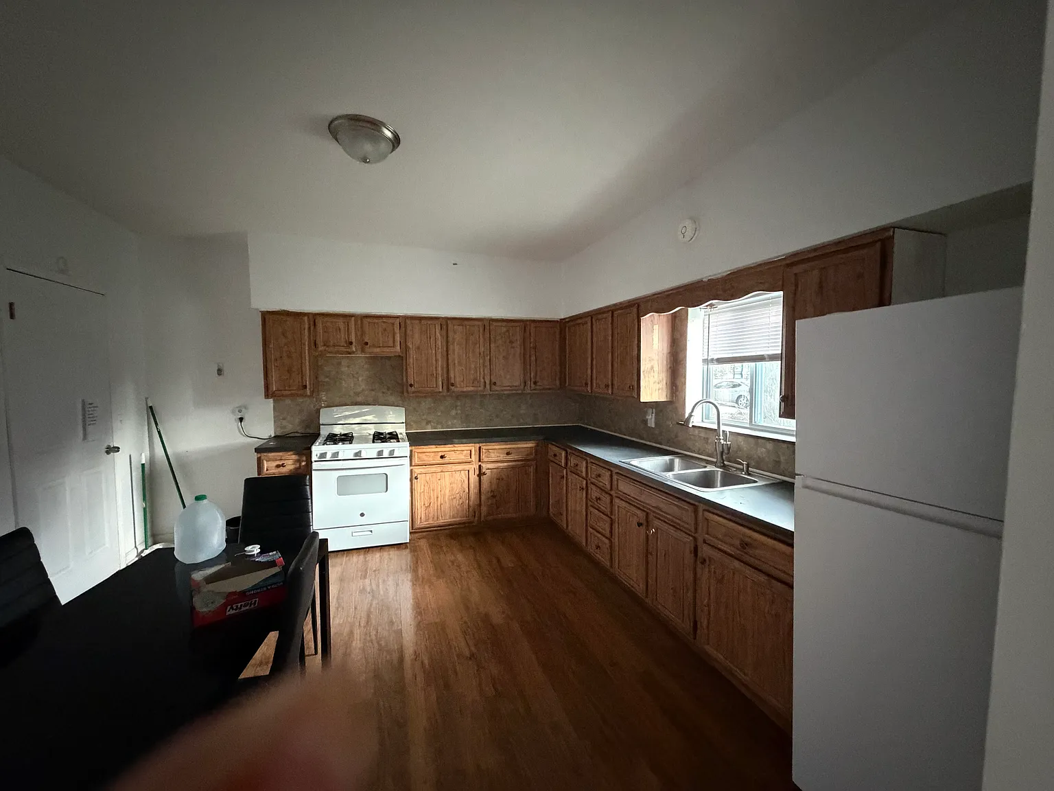 3 bed, 1080 sqft, $1,300 — Photo 4