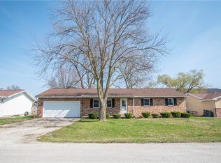 8 Sherman Dr, Altamont, IL 62411