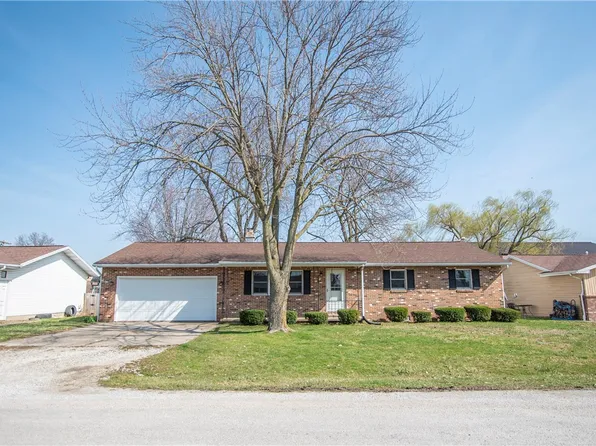 8 Sherman Dr, Altamont, IL 62411