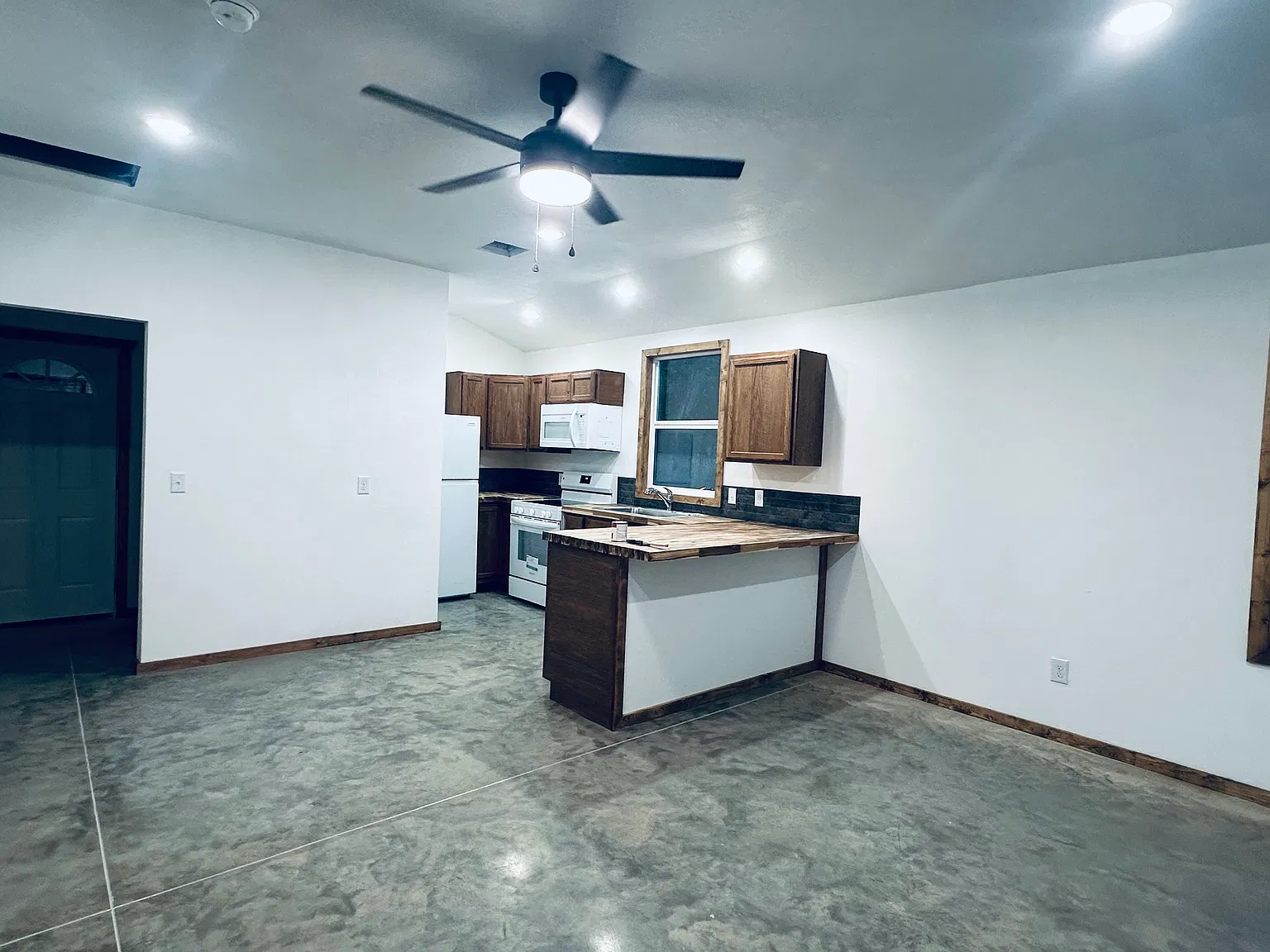 2 bed, 765 sqft, $1,300 — Photo 2