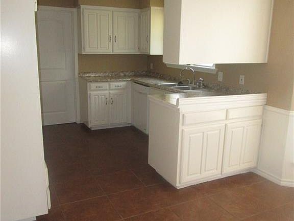 4th image of 2106 Greenbriar Ct