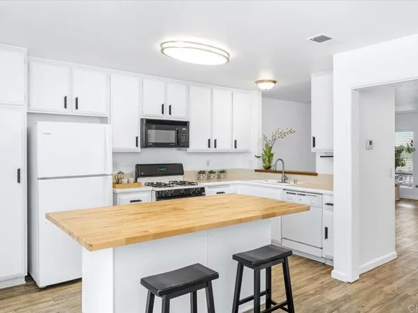 6885 Carnation Dr, Carlsbad, CA 92011