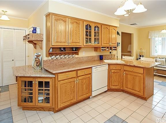 4th image of 16 Adams Ct