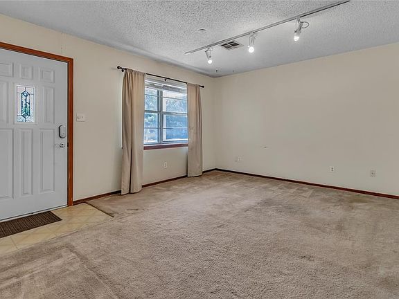 5th image of 1309 Charlotte Ct