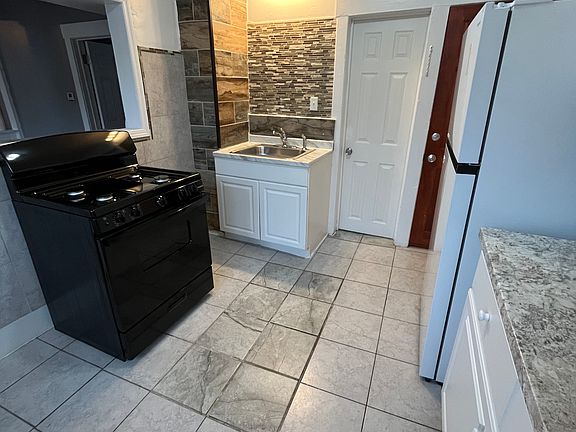 2nd image of 1571 Baxter Ave APT 2