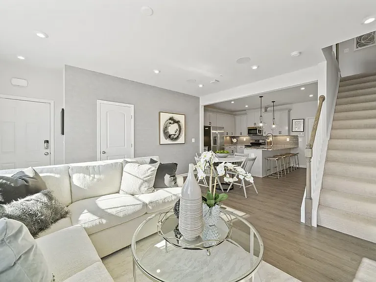 111 N Franklin St #100 — Photo 5