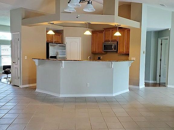 Open floor plan - kitchen 