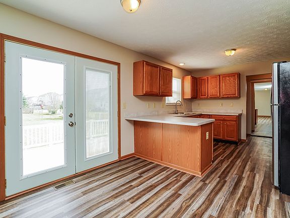 3rd image of 1577 Roscommon Dr
