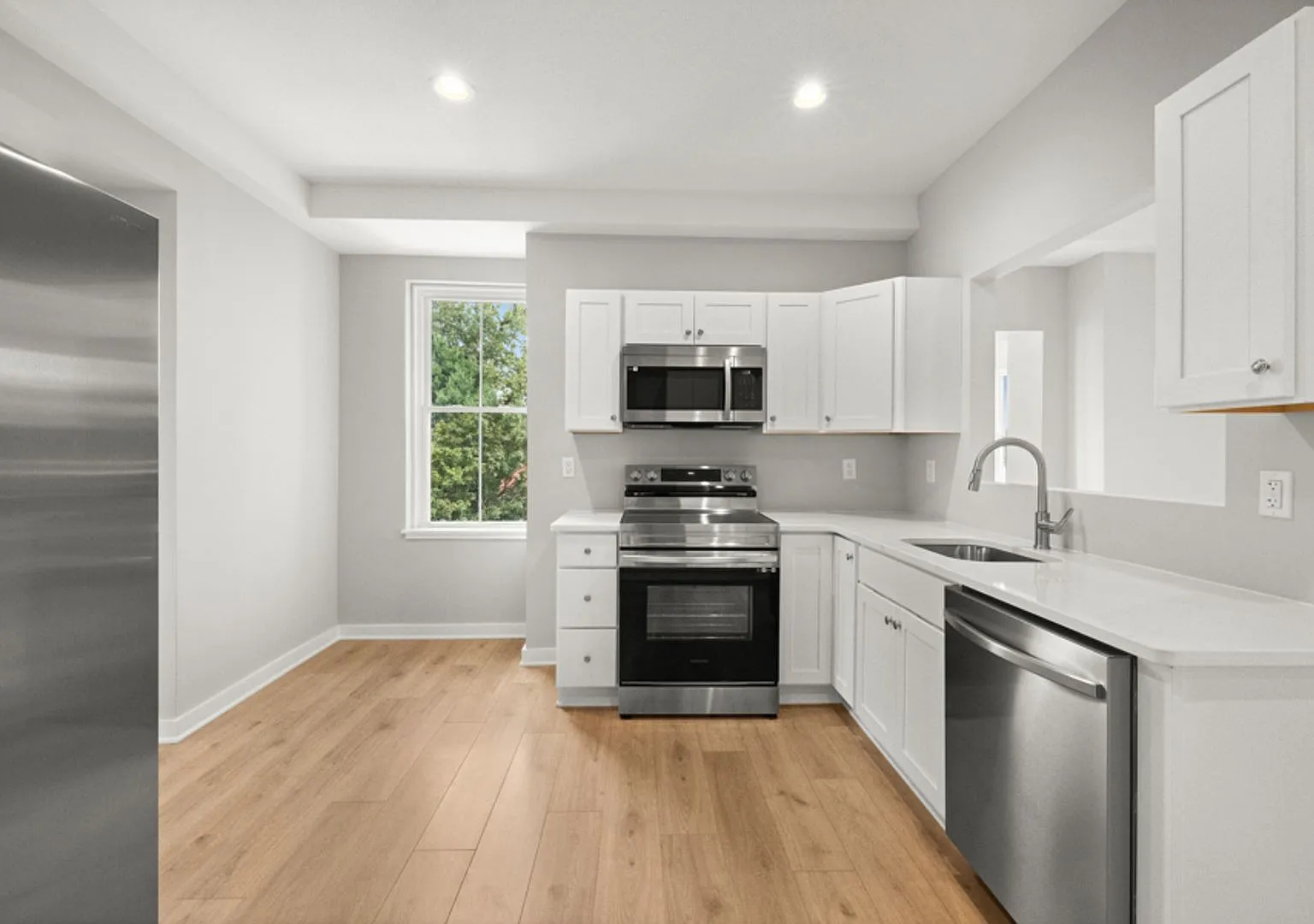 Gorgeous 2 Bedroom with Private Solarium and porch. Stunning River views! — Photo 2
