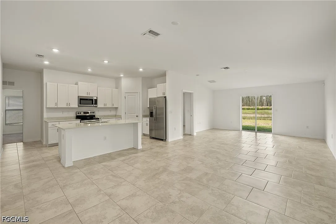 4 bed, 2.0 bath, 1812 sqft, $2,100 — Photo 4
