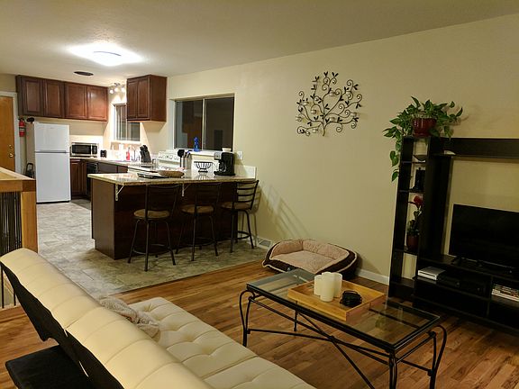 3rd image of 425 Lincoln Dr