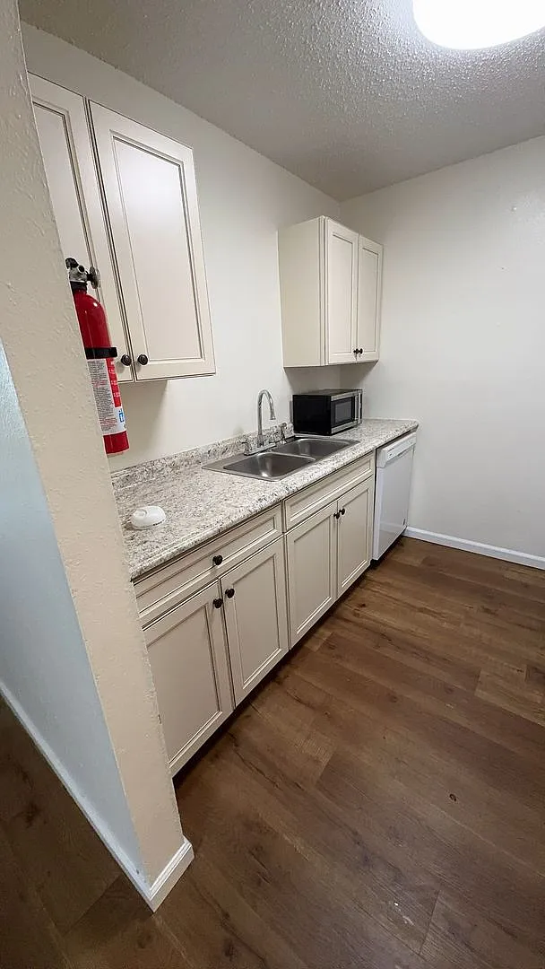274 Monarch Dr — Photo 2