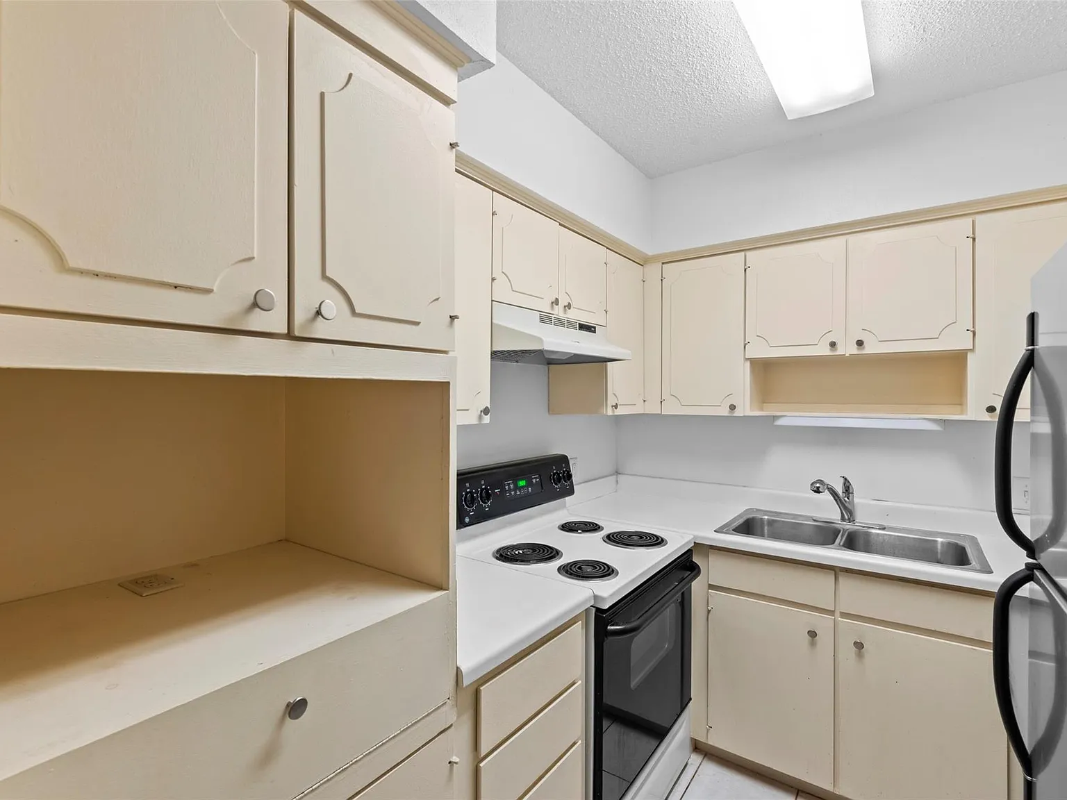 1 bed, 1.0 bath, 744 sqft, $1,099 — Photo 3