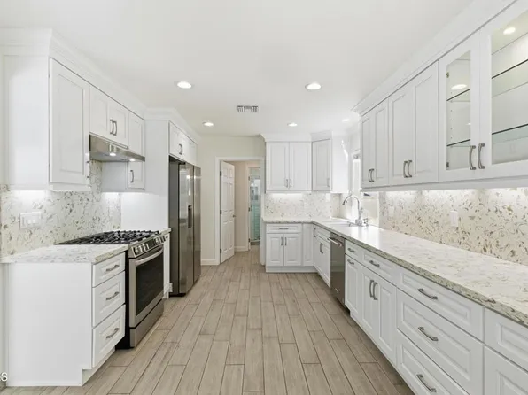 18600 Cantara St, Reseda, CA 91335