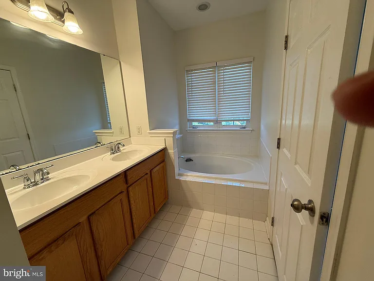 7581 Taunton Ct — Photo 16