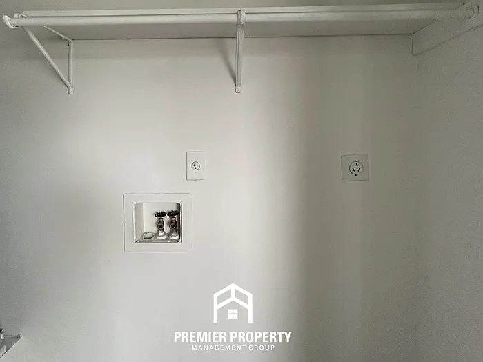 2563 Waverly Dr — Photo 6