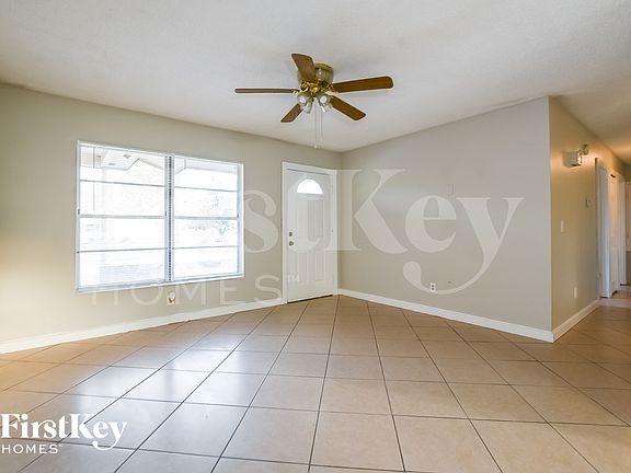 4th image of 325 Tall Pine Ln