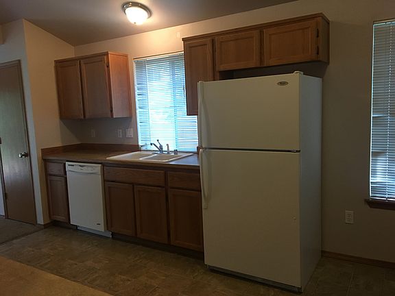 3rd image of 779 Carriage Court Dr W