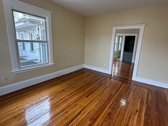 3rd image of 534 Whalley Ave #2W