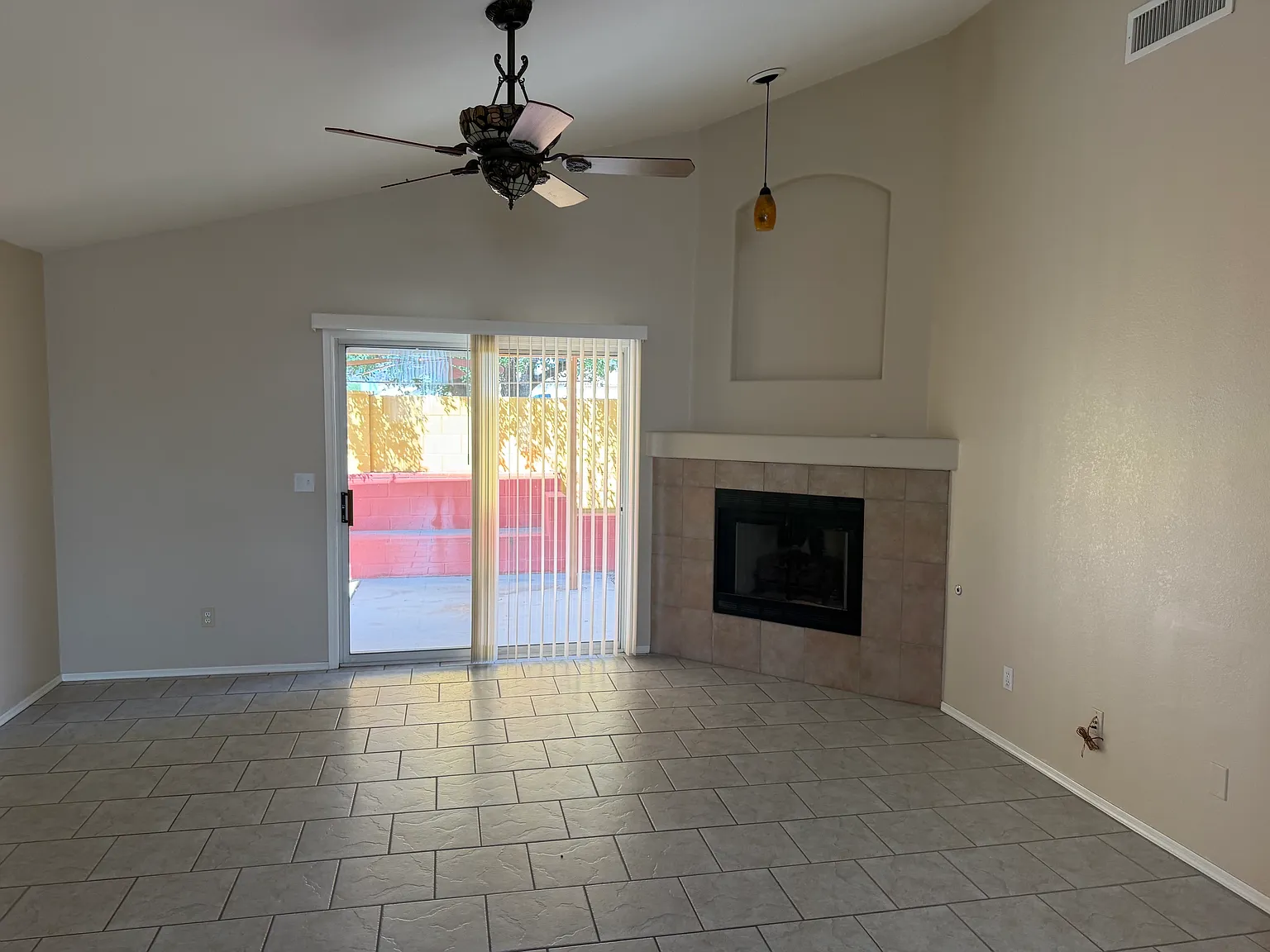 3 bed, 1420 sqft, $1,900 — Photo 2