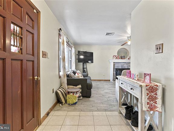 4th image of 11 Rose Ave