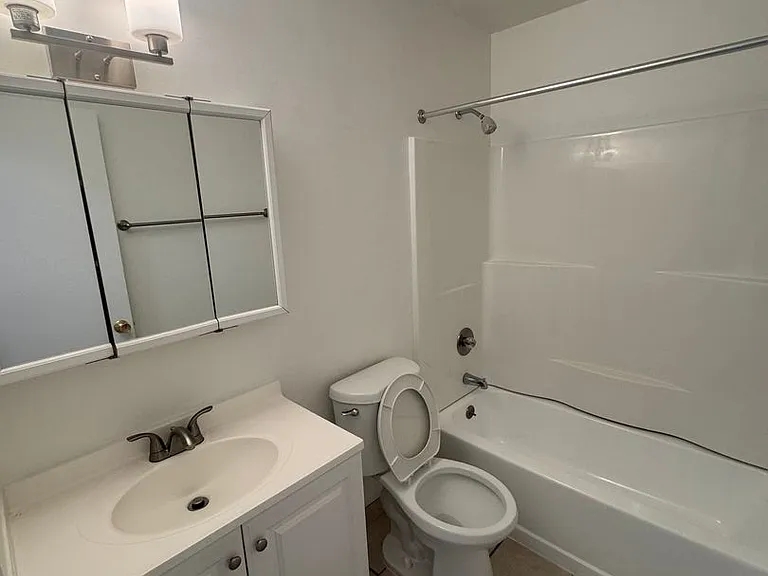 Spacious 1 Bedroom Apartment Homes — Photo 20