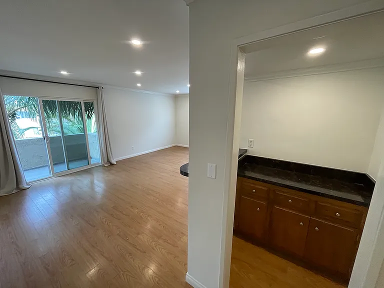 N Fuller Ave — Photo 9