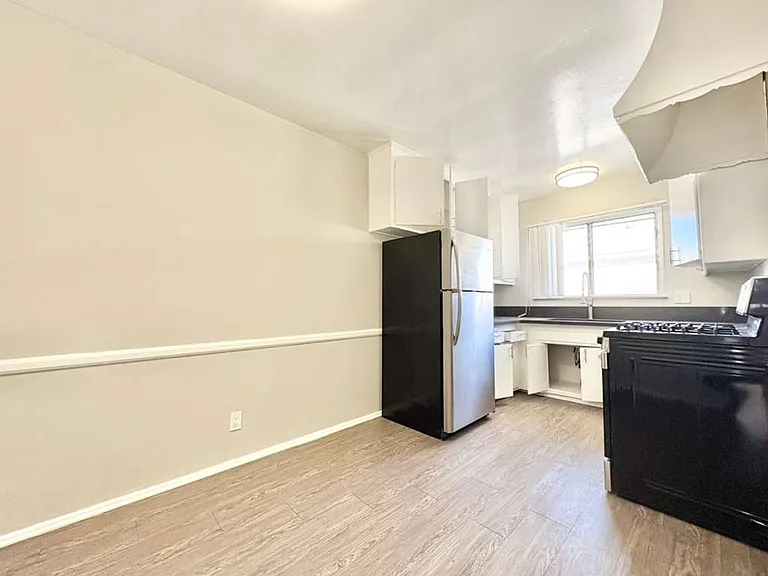 5309-5315 Whitsett Ave — Photo 13