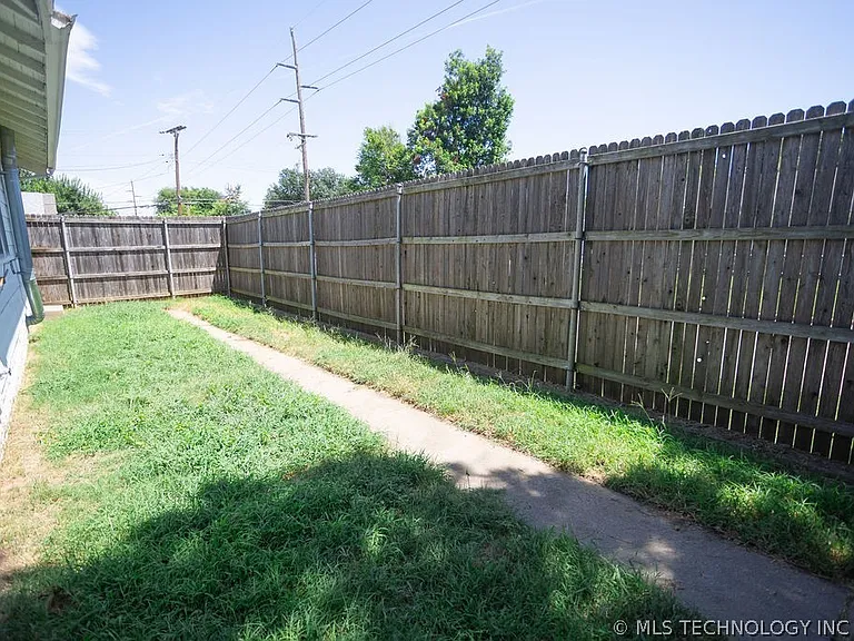 1147 S Florence Ave — Photo 60
