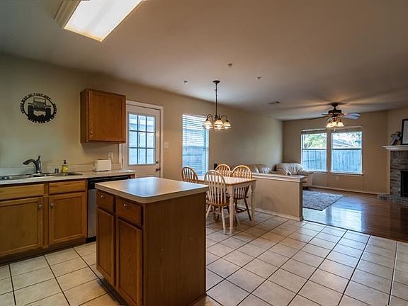 5th image of 2623 Lookout Dr