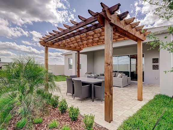Lanai with pergola