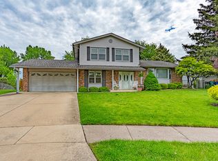 1292 Parker Pl, Elk Grove Village, IL 60007