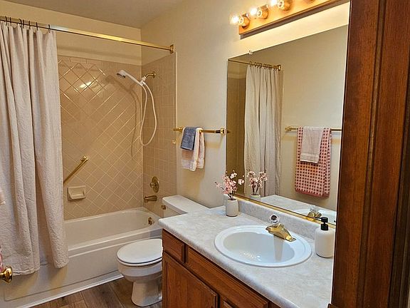 5th image of 720 Arbor Ave #9