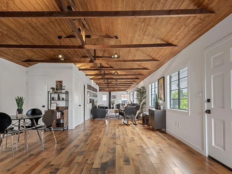 526 Victoria Ave — Photo 16