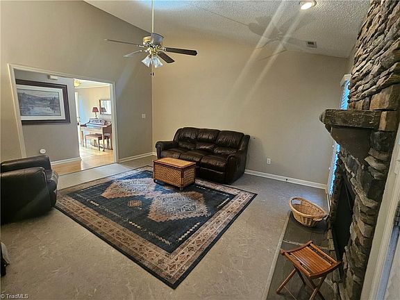4th image of 117 Village Dr